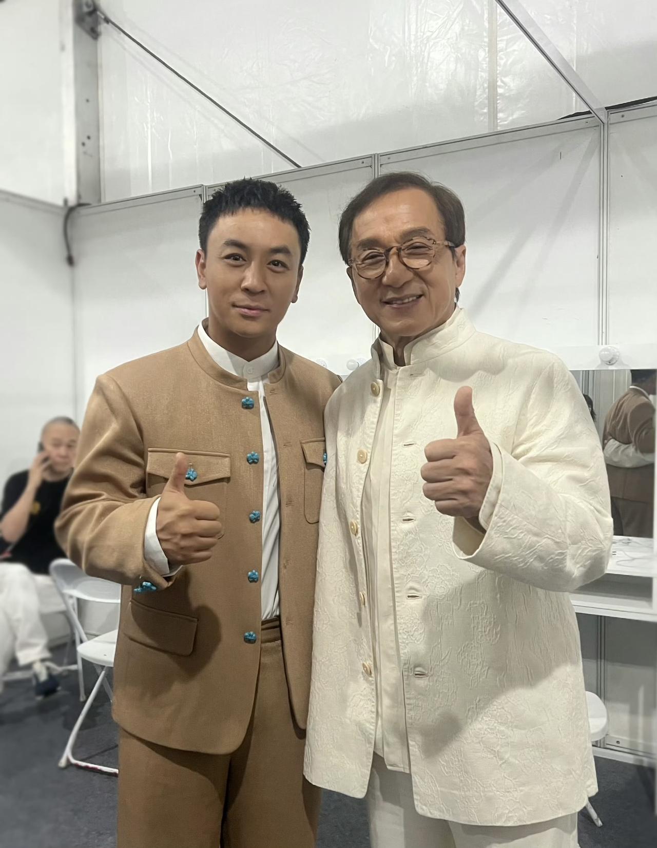 8月16日，释小龙晒与成龙合影，并配文“开心再见到大哥，还有很多新老朋友们”。