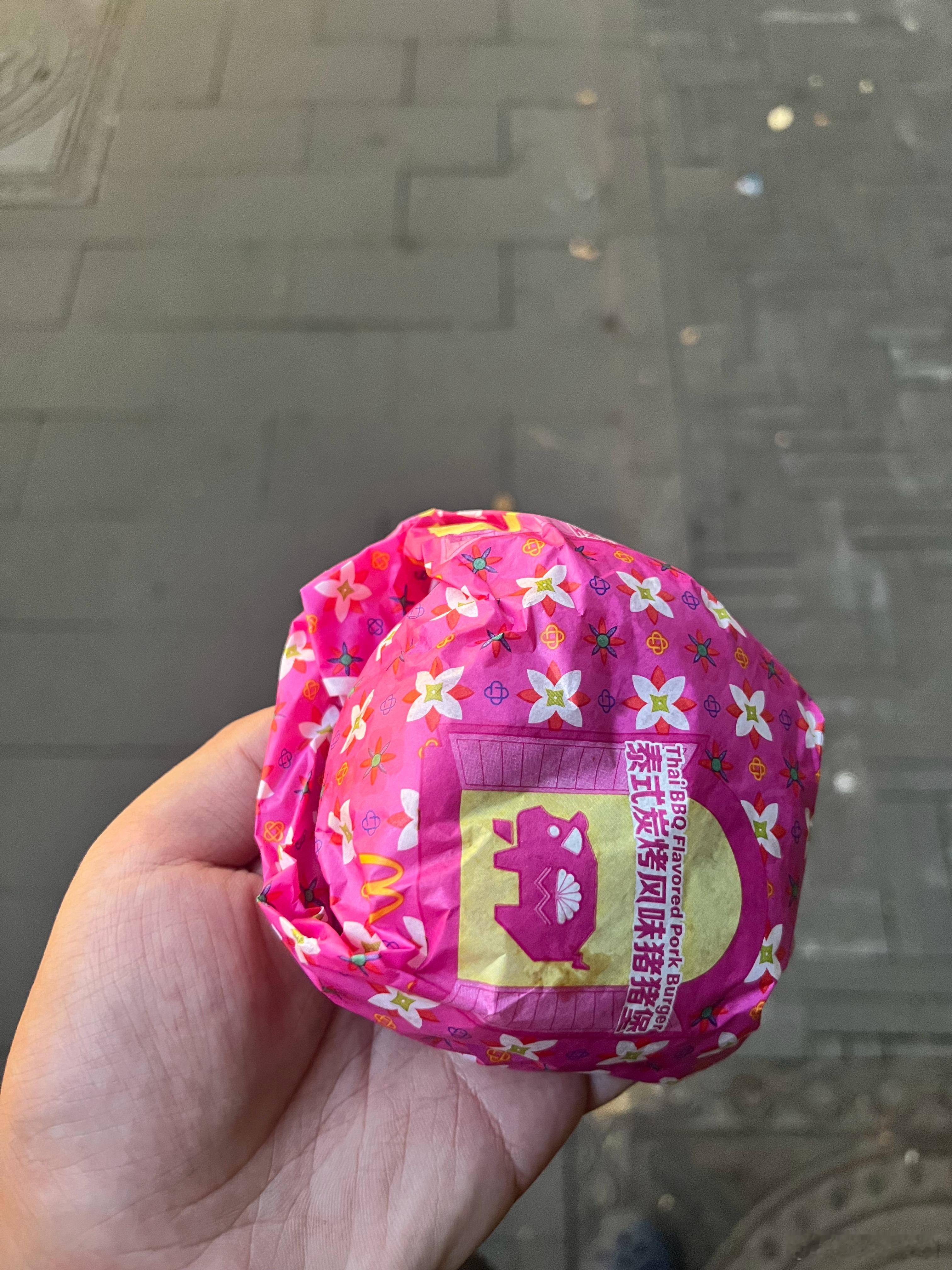 哦对了前几天我试过了麦当劳的这个泰国猪猪堡，别的另说，这包装颇有东北大花被面儿的