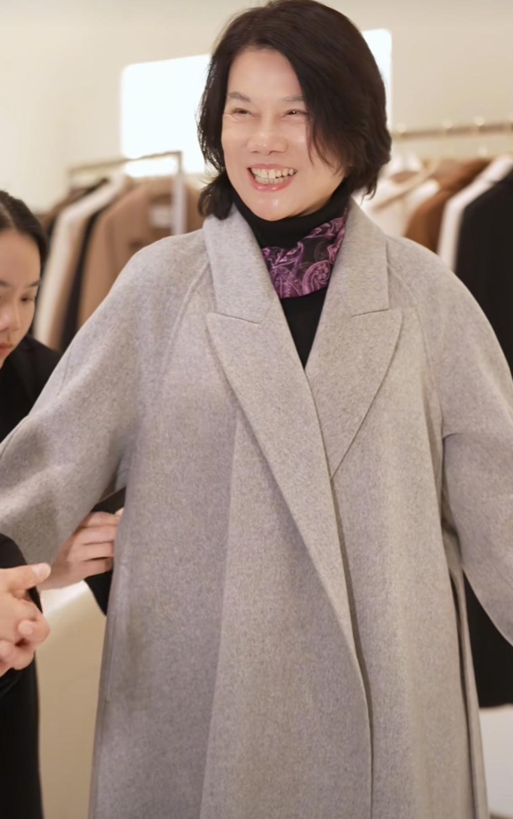 董明珠现身直播间卖大衣！

11月22日晚，格力电器董事长董明珠现身某大衣直播间