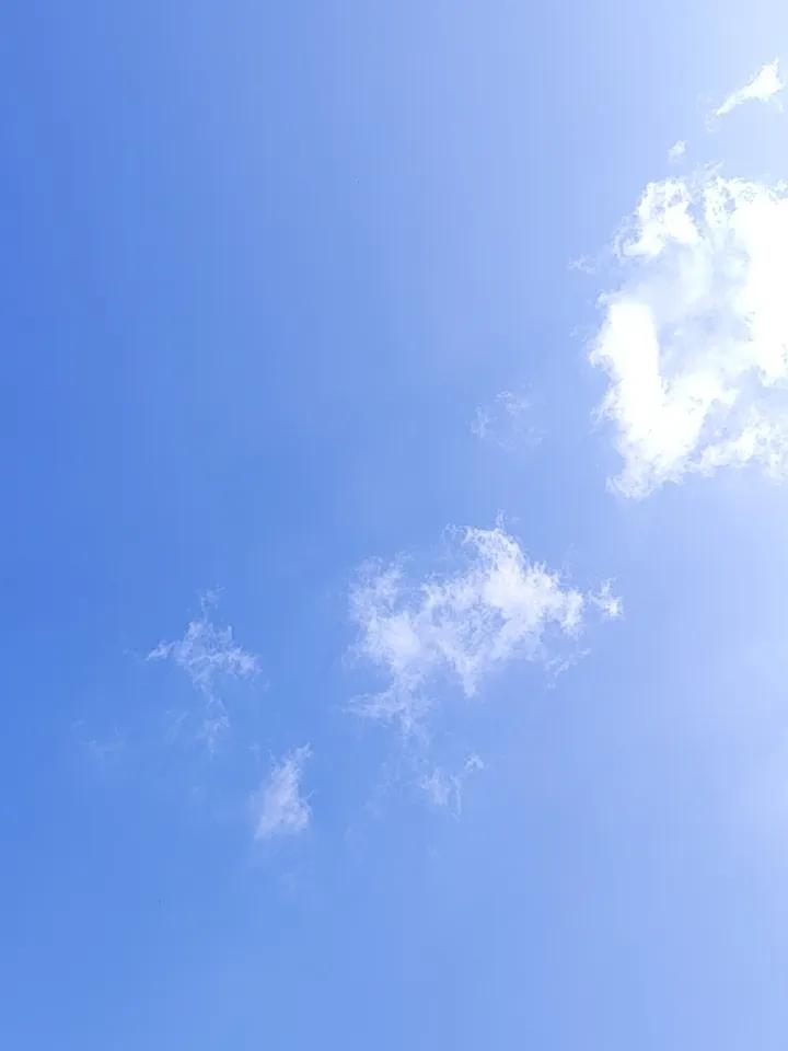 今天昆明的天空简直绝了！蓝色的底色纯净得像被水洗过，淡淡的白云就像棉花糖一样轻柔