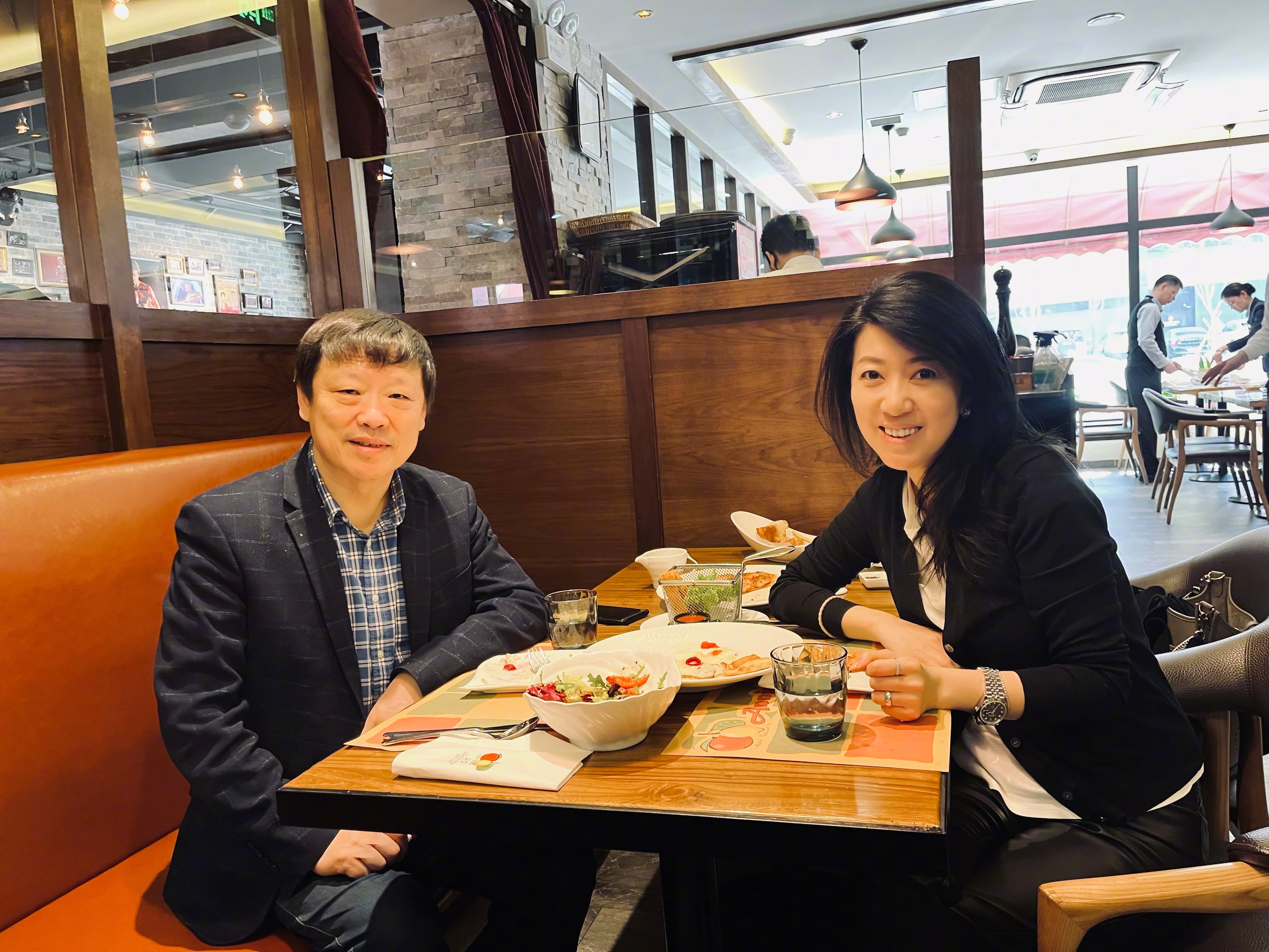 老胡今天中午与这位美国最著名的“中国美女间谍”餐叙。她的名字至少二十几上过美国热