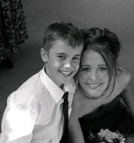 1961年，18岁的奥巴马母亲被黑人穷小子骗婚生子抛弃。她却一直告诉儿子：“你爸