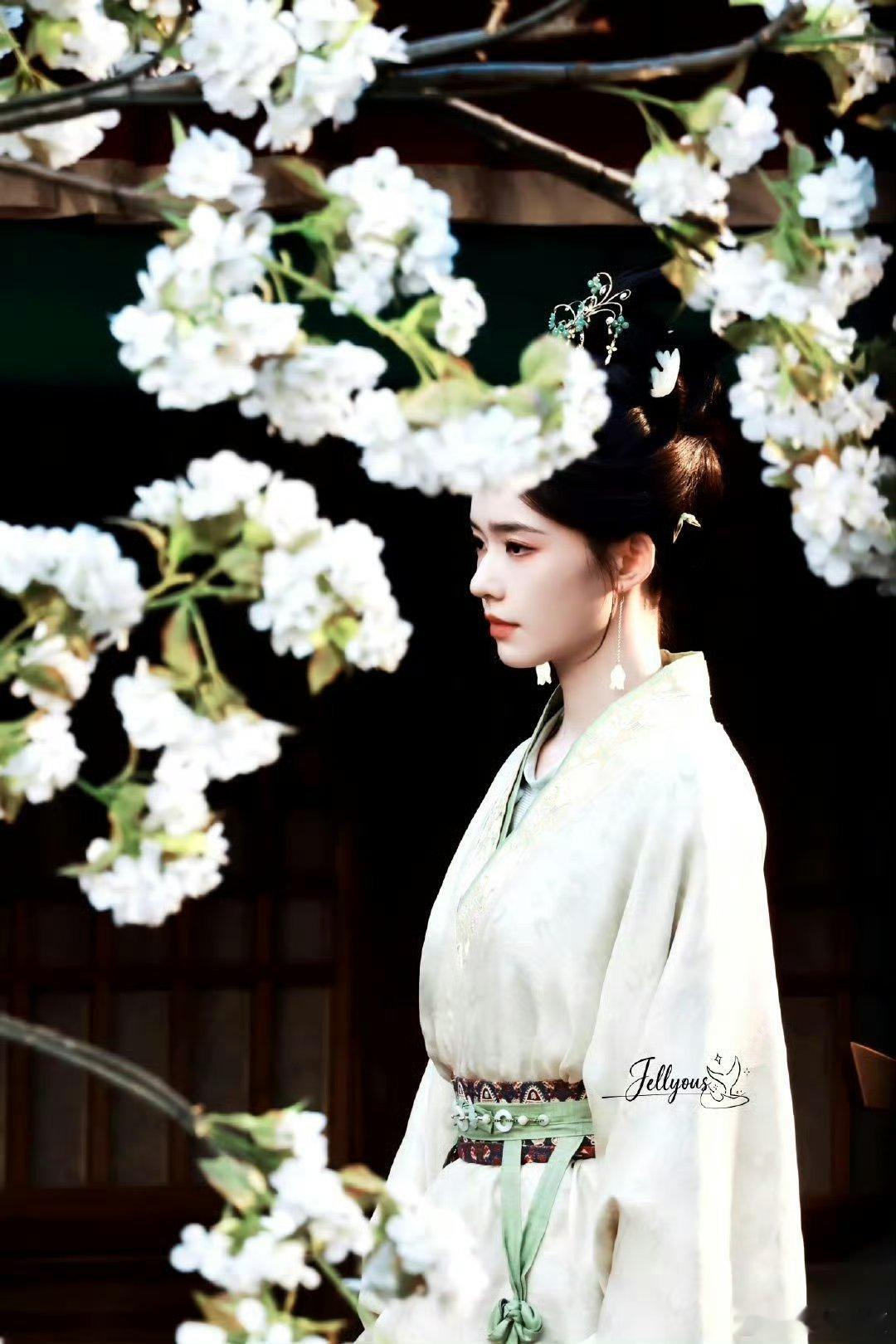 林允 速效救心丸  每一帧路透都想疯狂存图，氛围感封神的程度，求求归鸾速速播出，