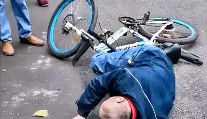 山东一老人摔倒后突发疾病，尽管旁观者及时打了急救电话，老人还是不幸离世。家属认为