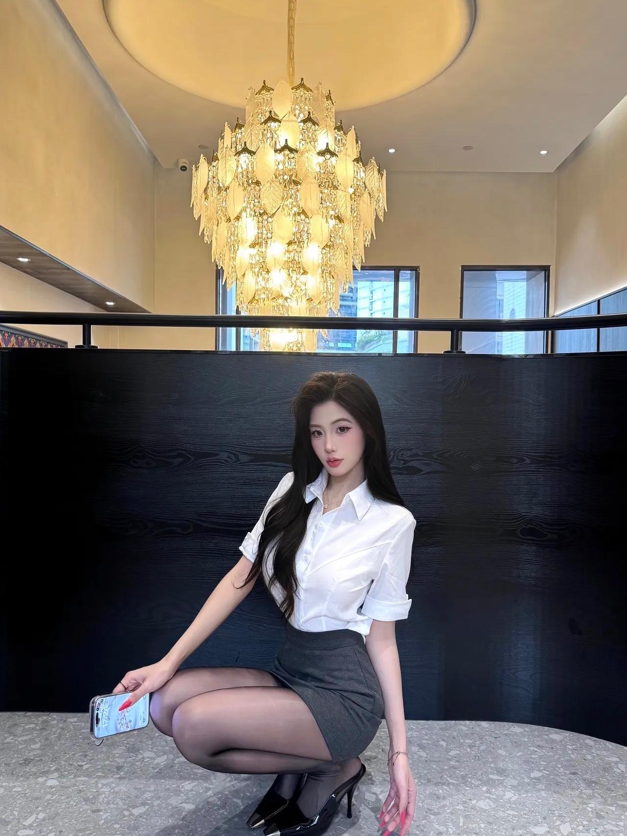 这美女在商场自拍，背景好华丽！