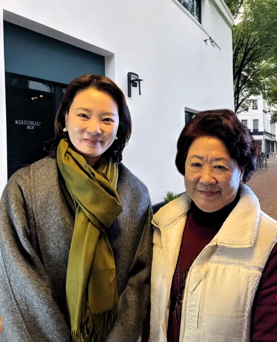 这反转来得可真快，前脚刚被庞家后人亲自打假，后脚主持人刘芳菲就去了苏州。

刘芳