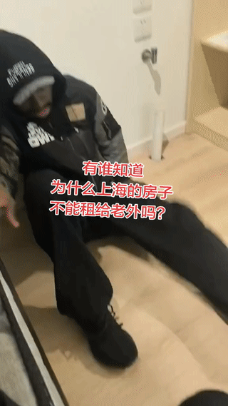 一名非洲黑人男子想在上海租房子住。
结果连续他跑了好几个地方都没有租到房子？
无