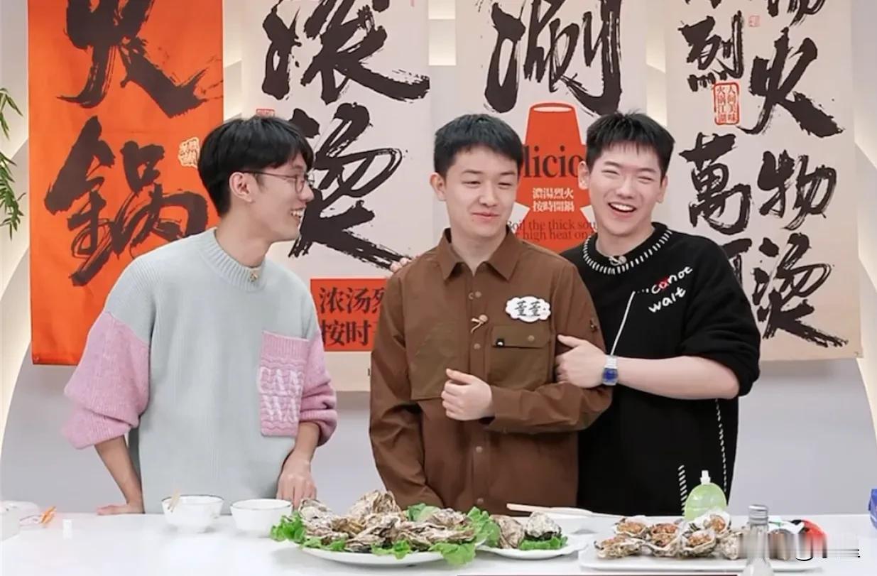 董董好宠传熙啊，叫他熙宝儿
传熙也特别喜欢跟董董闹
用唱歌的事打趣董董，董董作势
