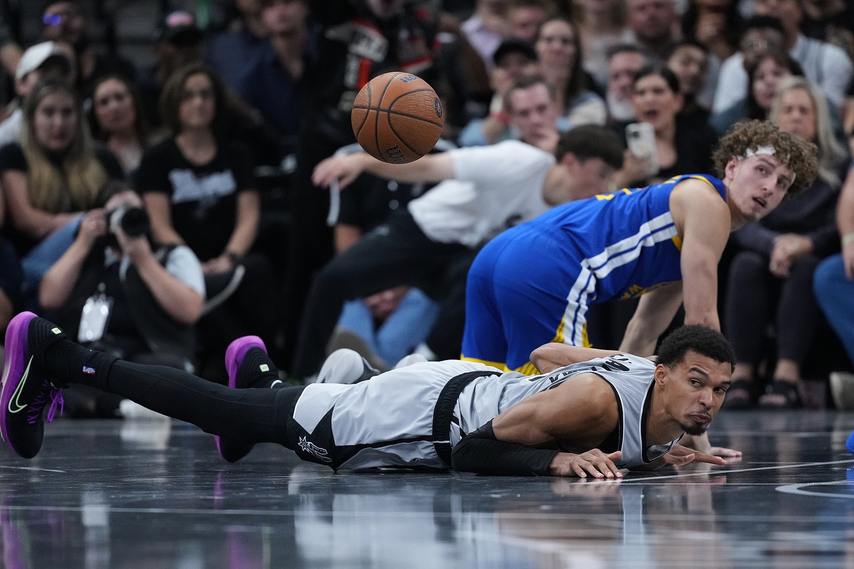 马刺记者更新了球队近期三位伤员的情况⤵️1️⃣文班亚马是在15号对阵勇士的比赛中