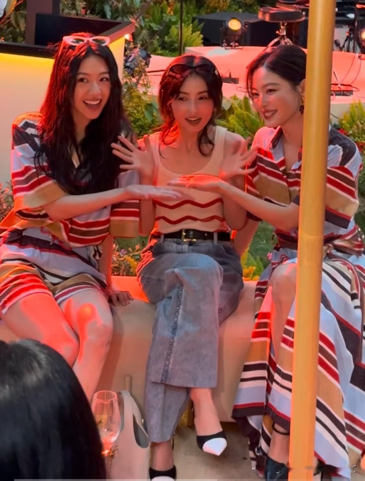 真好！被不抢C位的辛芷蕾惊艳，女明星们这样的气氛多和谐美好！
今晚，CHANEL