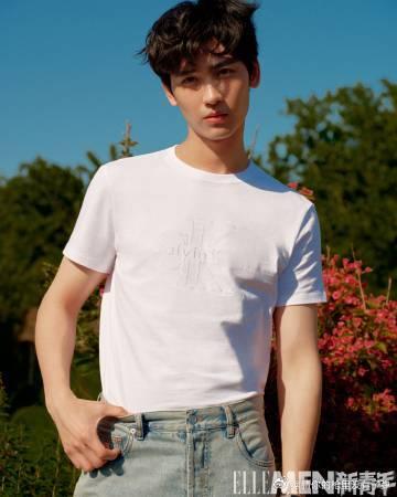 #黄俊捷新青年盛夏乐园大片# 震撼到了！黄俊捷这张脸就是无敌，卷毛和白色太衬他了