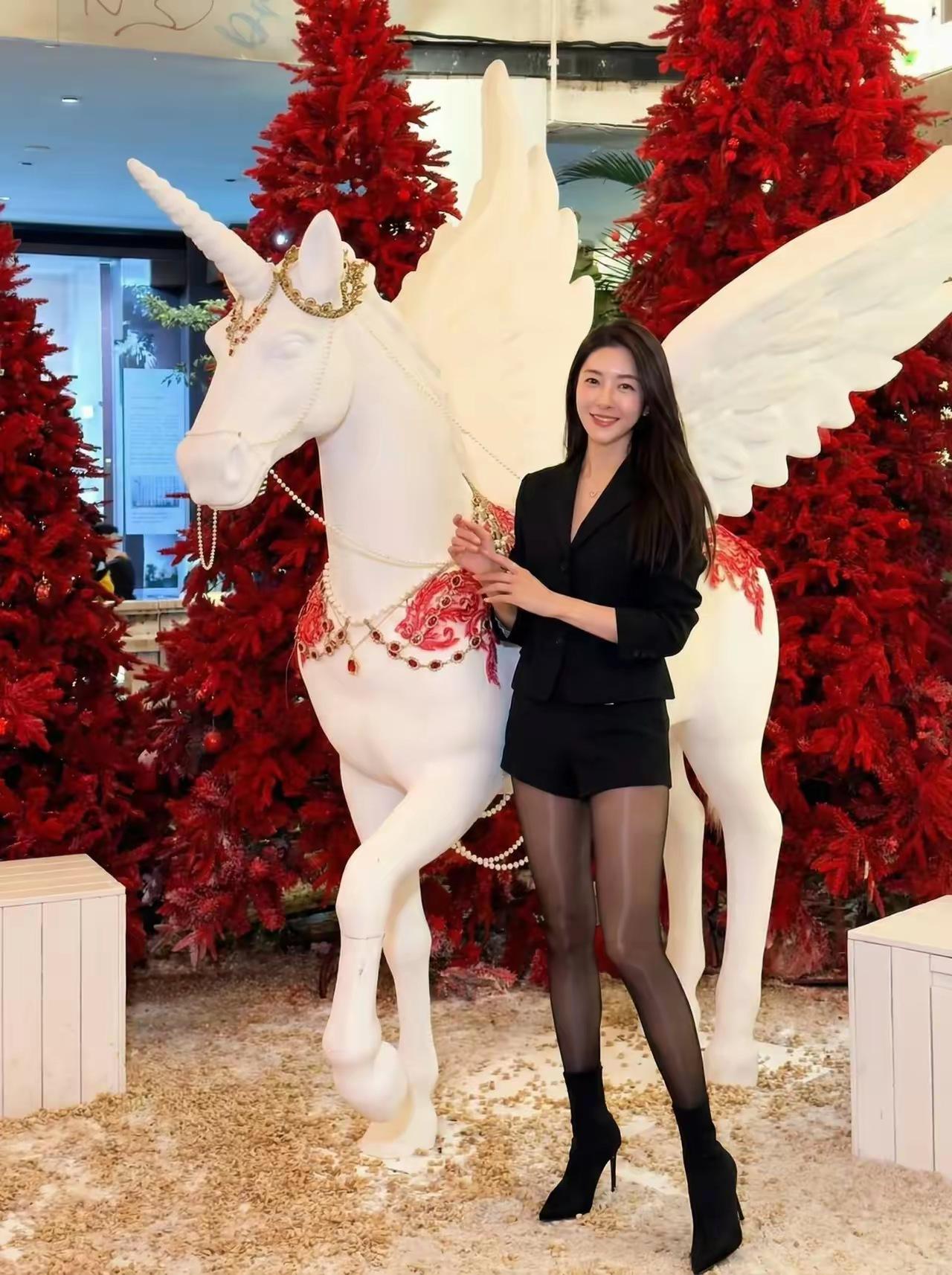 什么样的穿搭可以成为气质女神?
黑色系时尚穿搭