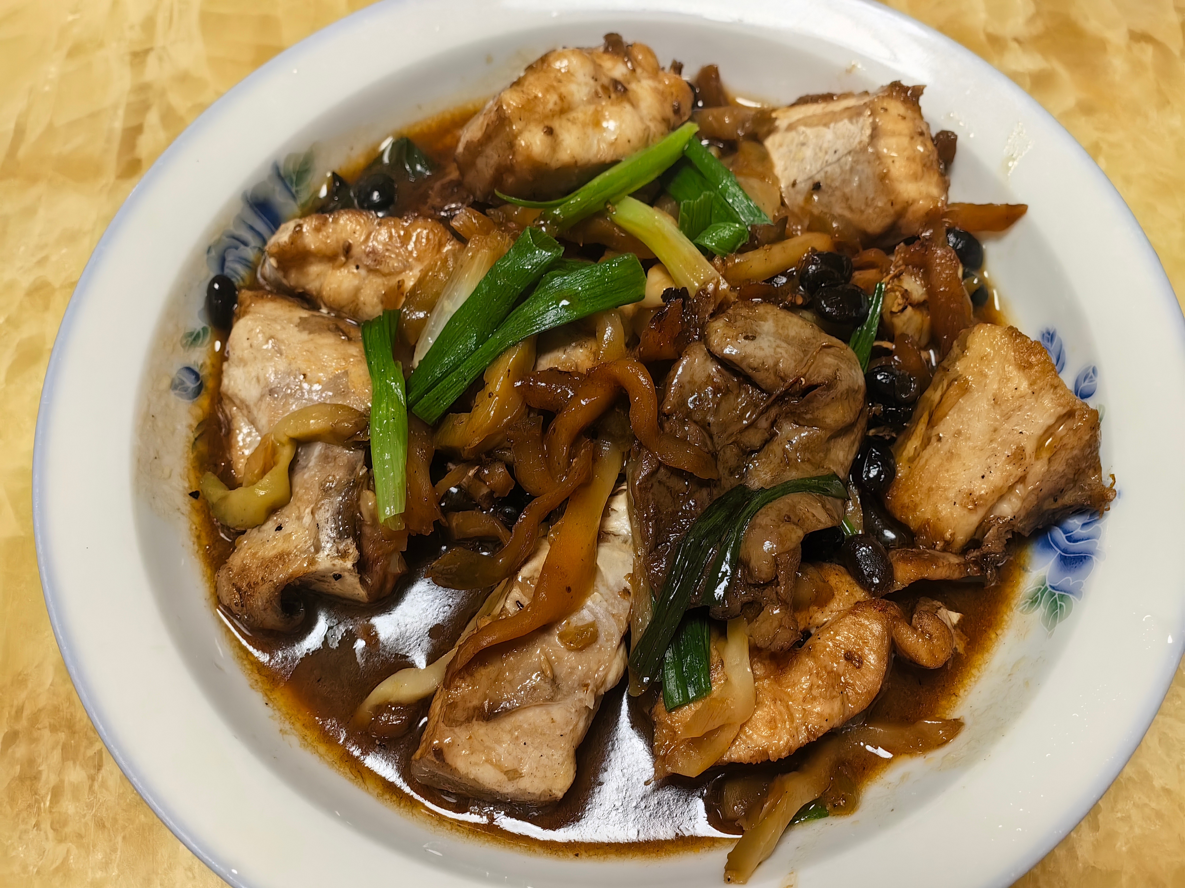 每日一餐分享猪蹄，鱼汤，莲藕，鱼，小青菜。红柚子。 ​​​