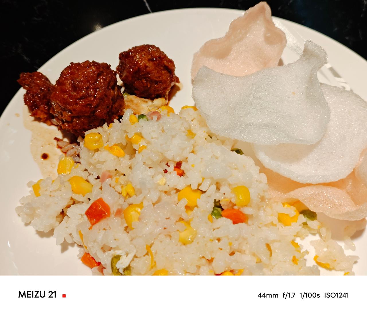 中午没有吃饭，来国航休息室应付一口[我想静静]有蛋炒饭，馄饨，还有肉丸子。