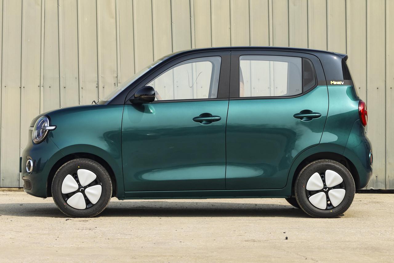 五菱宏光MINI EV
城市短途代步的神器。价格便宜到离谱，几万块钱就能遮风挡雨