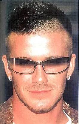 好色男人的眼神特征
1.直勾勾地看盯着：眼睛专注暴露的异性关键部位。
2.从上到