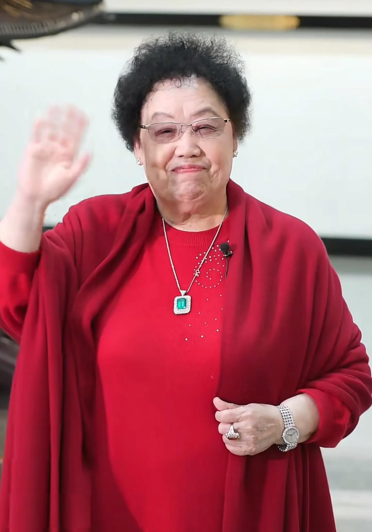 这是陈丽华最后公开露面的画面，在今年的 2 月 10 日，离过年还有 7 天的时