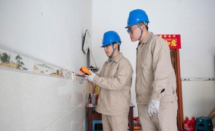 【暖心电力进家门 守护老人“夕阳红”】3月24日，国网滨海县供电公司组织员工来到