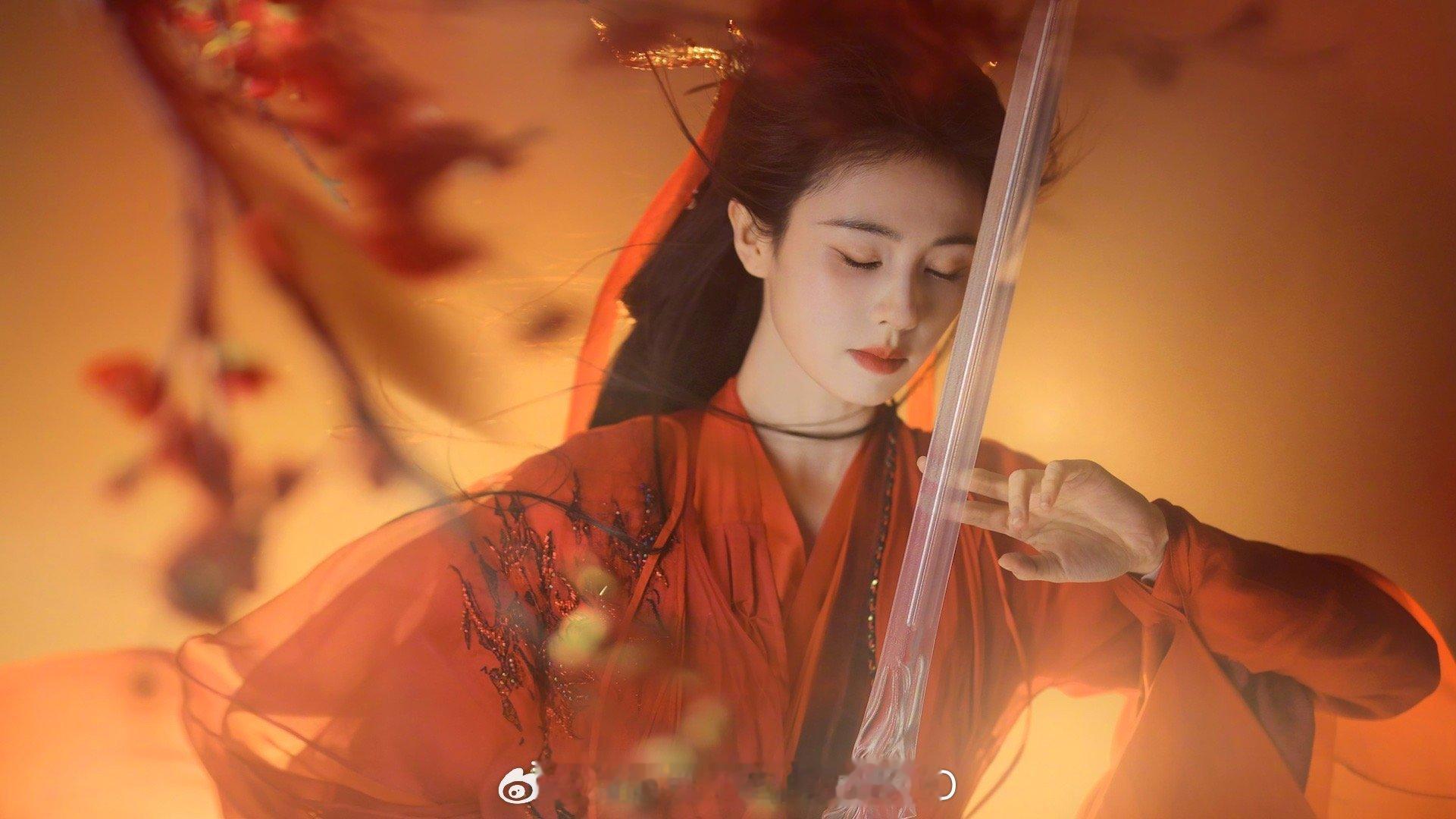 白鹿红衣大片来袭，尽显英姿飒爽之态，宛如红衣剑修般惊艳，令人眼前一亮。 