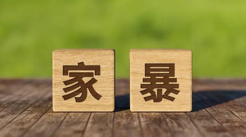 人到中年最痛苦的，莫过于事业与家庭的双重压力。事业上，上升空间越来越窄，前有经验