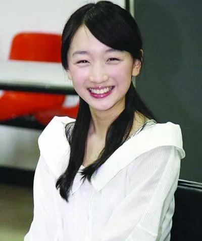 周冬雨，中国著名女演员，她的出道作品可以追溯到  2010  年的《山楂树之恋》