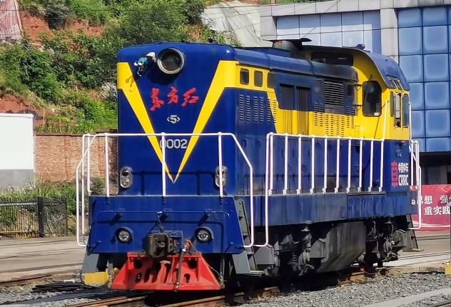 东方红5型内燃机车0002车，退役了！

这台内燃机车于1976年资阳机车造，服