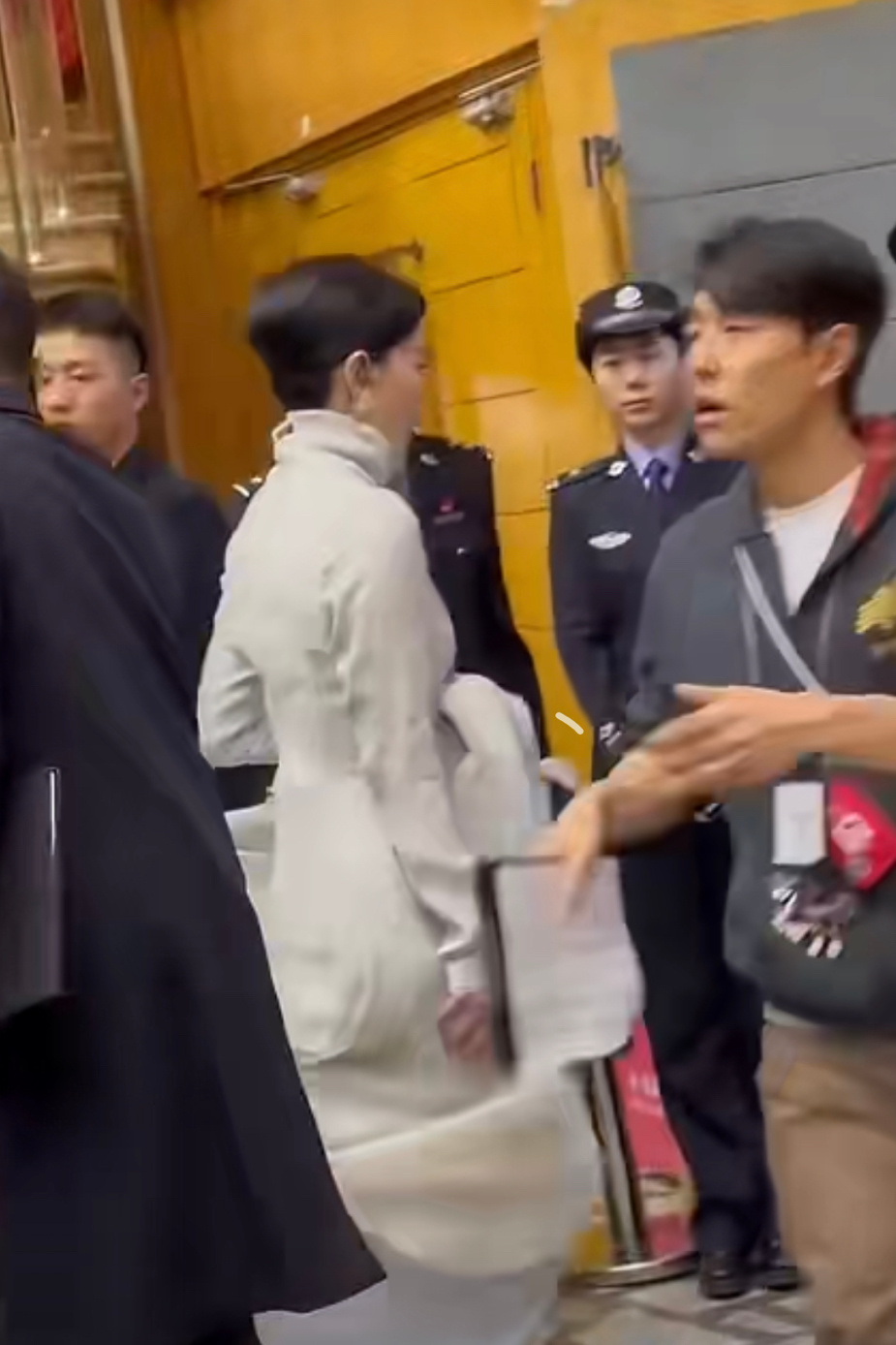 王菲现身春晚带妆彩排，一整个期待喽！ 