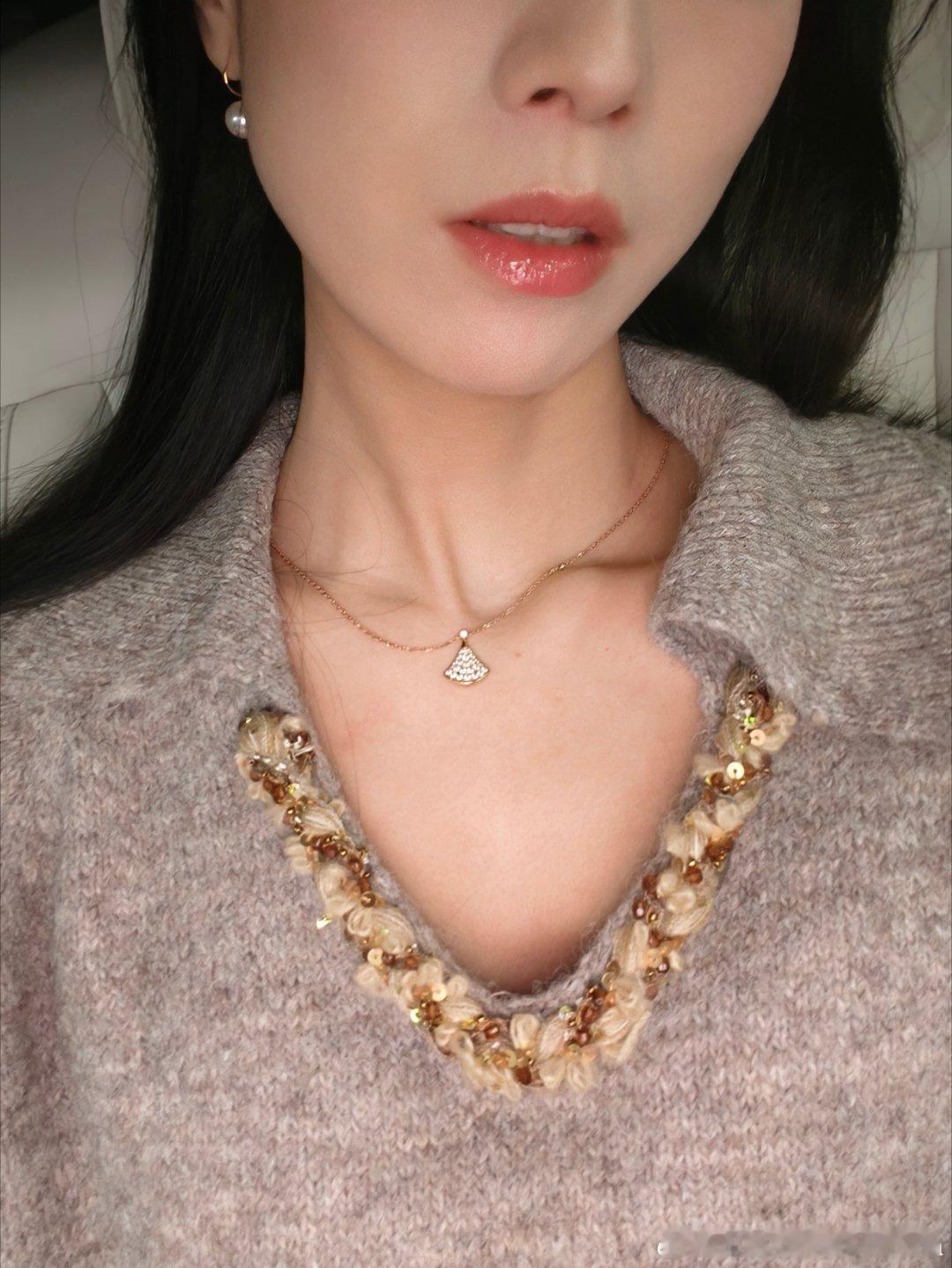 昨天长这样，涂了个很久以前买的国产的口红，发现这玻璃唇效果很好看啊，然后开始疯狂