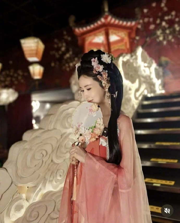 李多海体验唐装 李多海唐装造型惊艳亮相！一袭华丽唐装完美驾驭，仿佛瞬间穿越回盛唐