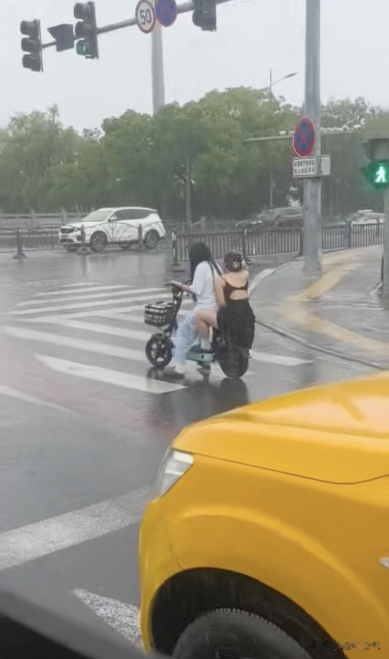 这小姐姐不怕被淋感冒嘛？网友像风一样自由: 女人很神奇，她单身的时候，吃泡面，淋