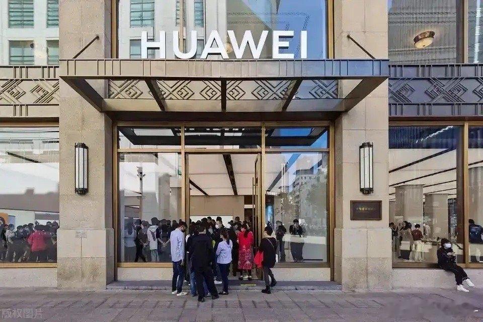 华为担子太重，美国实施制裁，华为制裁名单里首当其冲，因为所处领域的特殊性，承担着