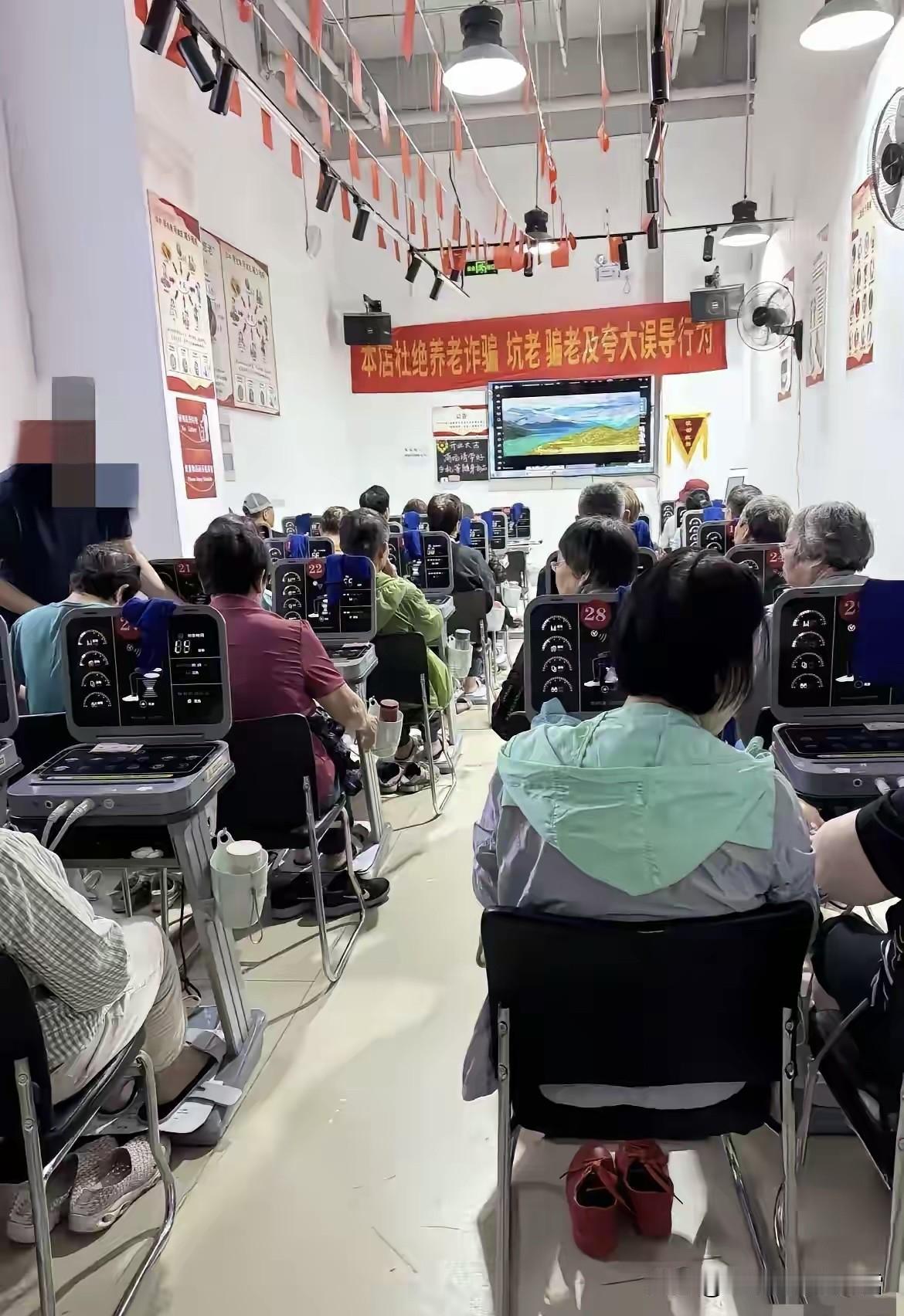 劝不回来，咋办？还说人家横幅上写了“本店杜绝养老诈骗、坑老、骗老及夸大误导行为”