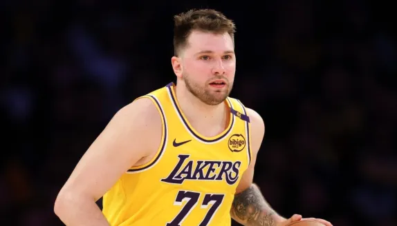 帕森斯：东契奇领跑得分榜，很难不说他是联盟最佳得分手