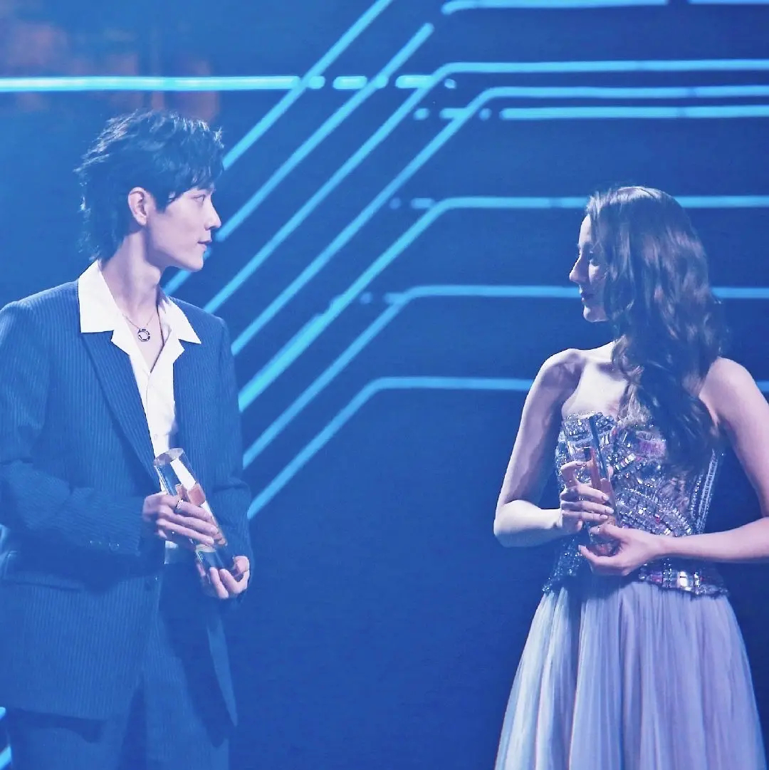 迪丽热巴和肖战能不能合作一个？颜值和实力也是势均力敌 ​​​