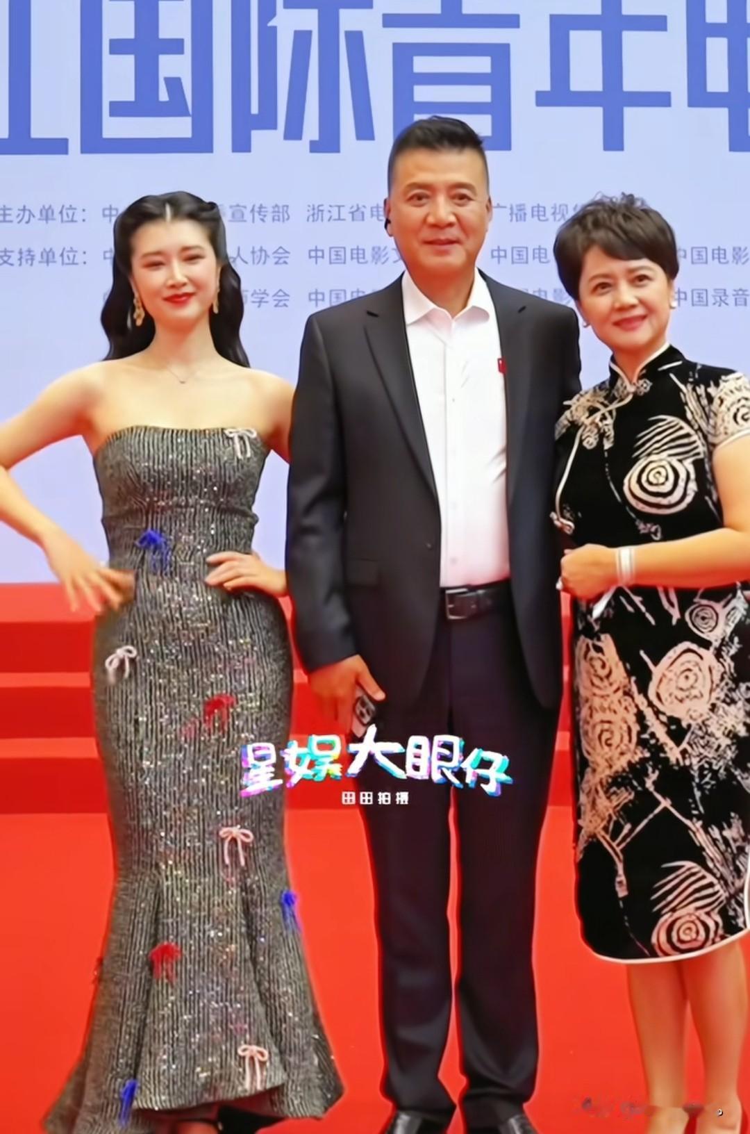 看奚望变得越来越漂亮了，不输她妈妈茹萍年轻时的颜值，身材也特别标准，看来茹萍的基