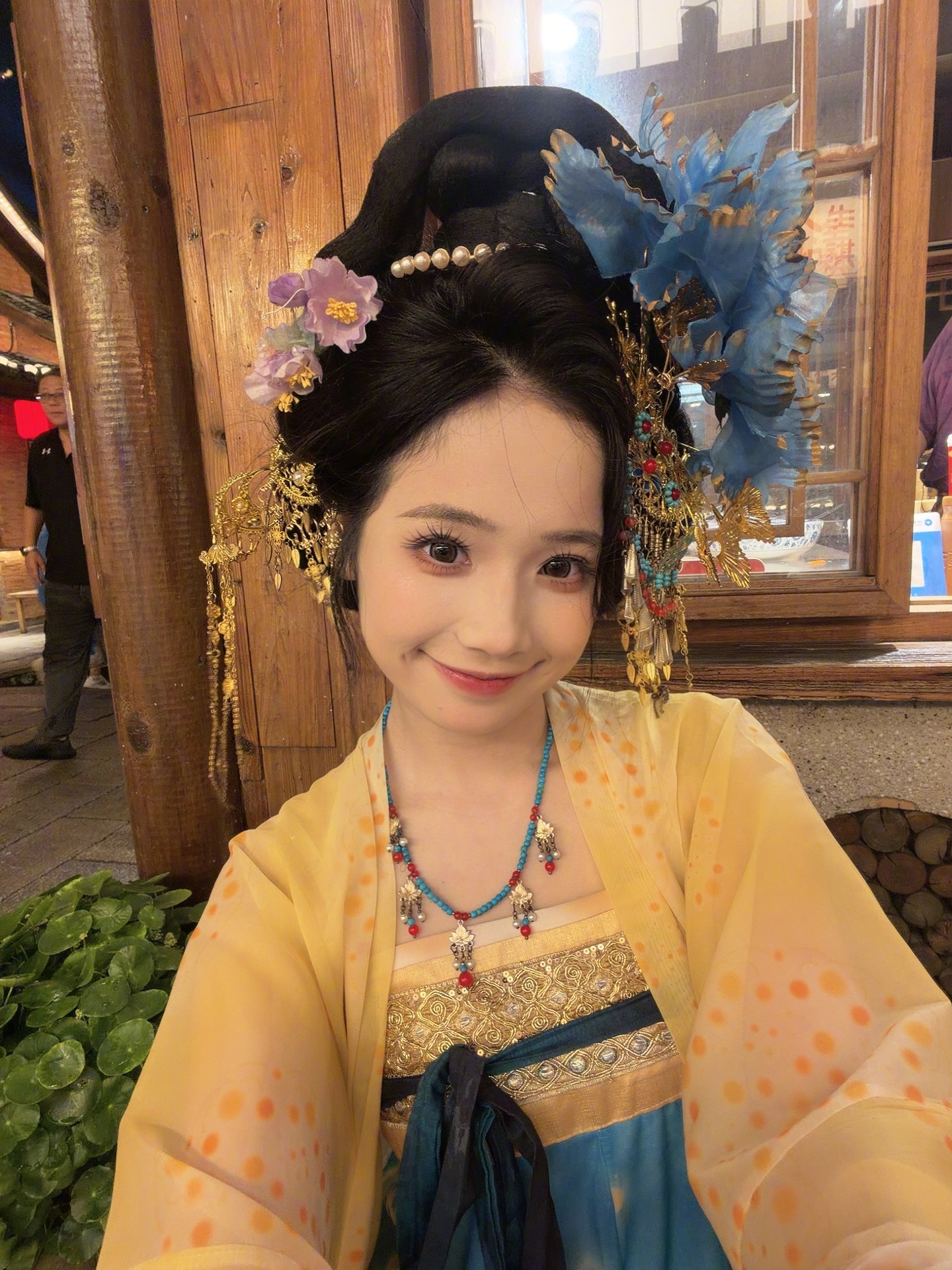 去河头老街当了一回“唐朝人”！生活手记 这身明黄色汉服和沉甸甸的发冠，真的累啊[