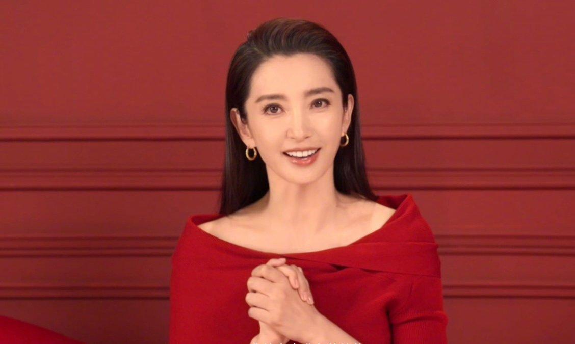 李冰冰回家 “回家”的依旧光芒万丈，白衬衫风衣飘逸、黑无袖上衣飒爽、红裙优雅，完