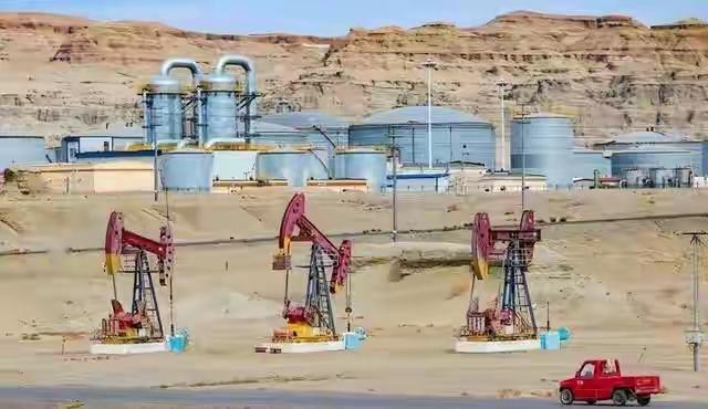 戈壁滩上两万面镜子：中国用阳光“煎”出地下宝藏

在新疆克拉玛依荒芜的油田上，数