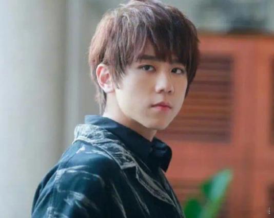 【姜涛坠海获救送医】据港媒报道，香港组合MIRROR成员姜涛今日下午4时于西环副