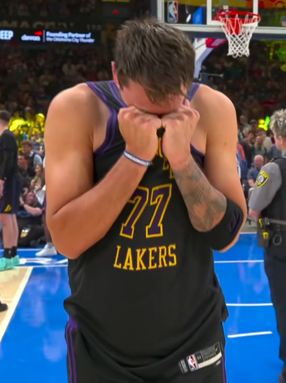 东契奇本赛季累计出战64场比赛，距离65场比赛的评奖规则还差一场，今日受伤可能导