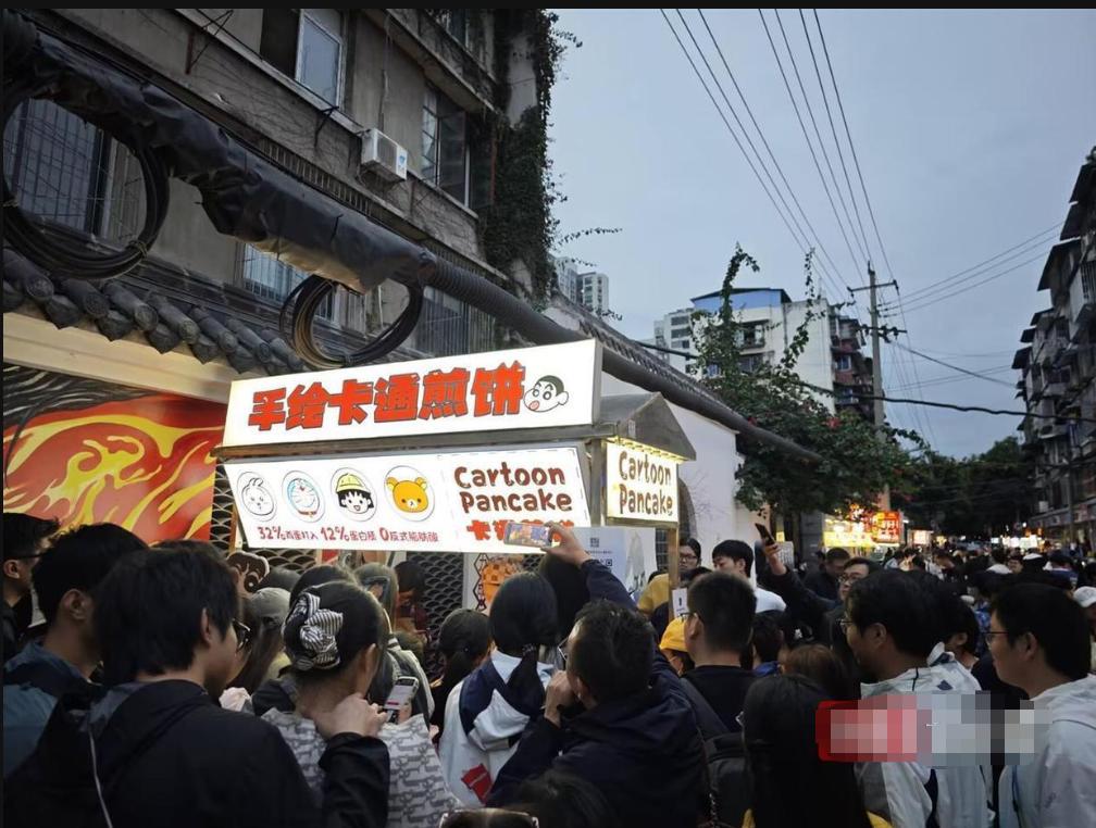 🔥成都夜市惊现“天价煎饼”！排队5小时，65元一个，有人拿到手却舍不得吃？这届