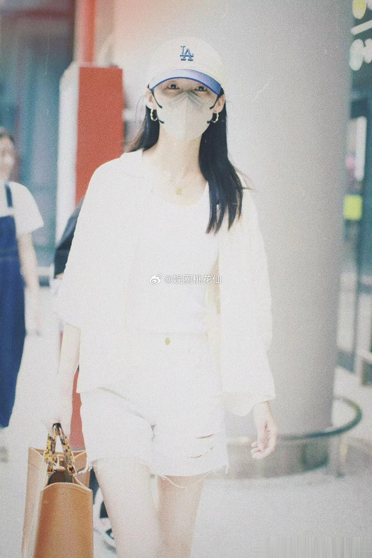 #李沁七分袖针织衫# 李沁每次的造型都能够让人感受到超级的舒服，而且她在造型这方