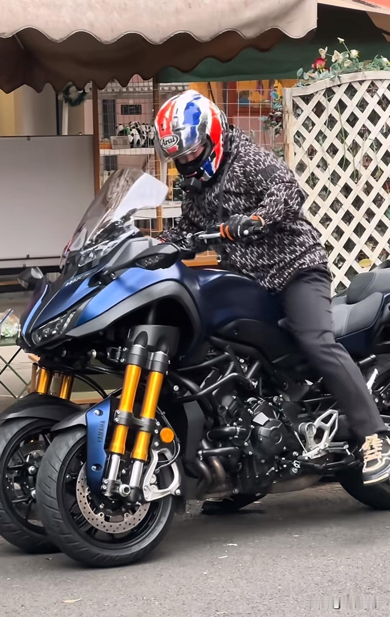 诸位：这什么车？