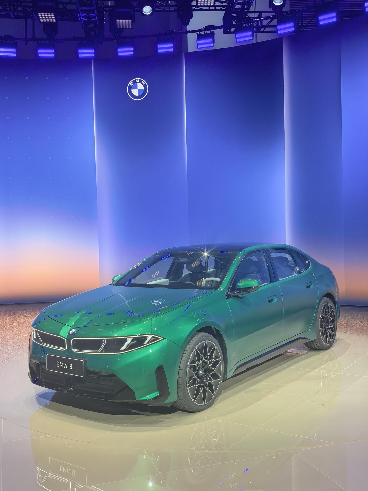 宝马纯电轿车，续航突破1000公里，轴距超3米，10分钟充电400公里。
听到这