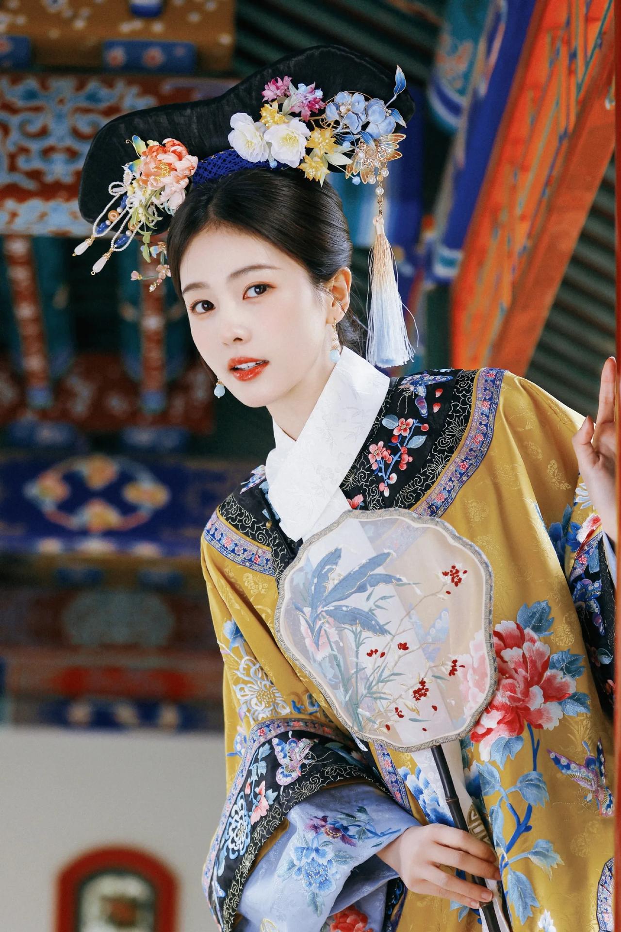 这不就是古代皇帝嘴里的“疑是仙女下凡来，回眸一笑胜星华”。

想象一下，
穿越到