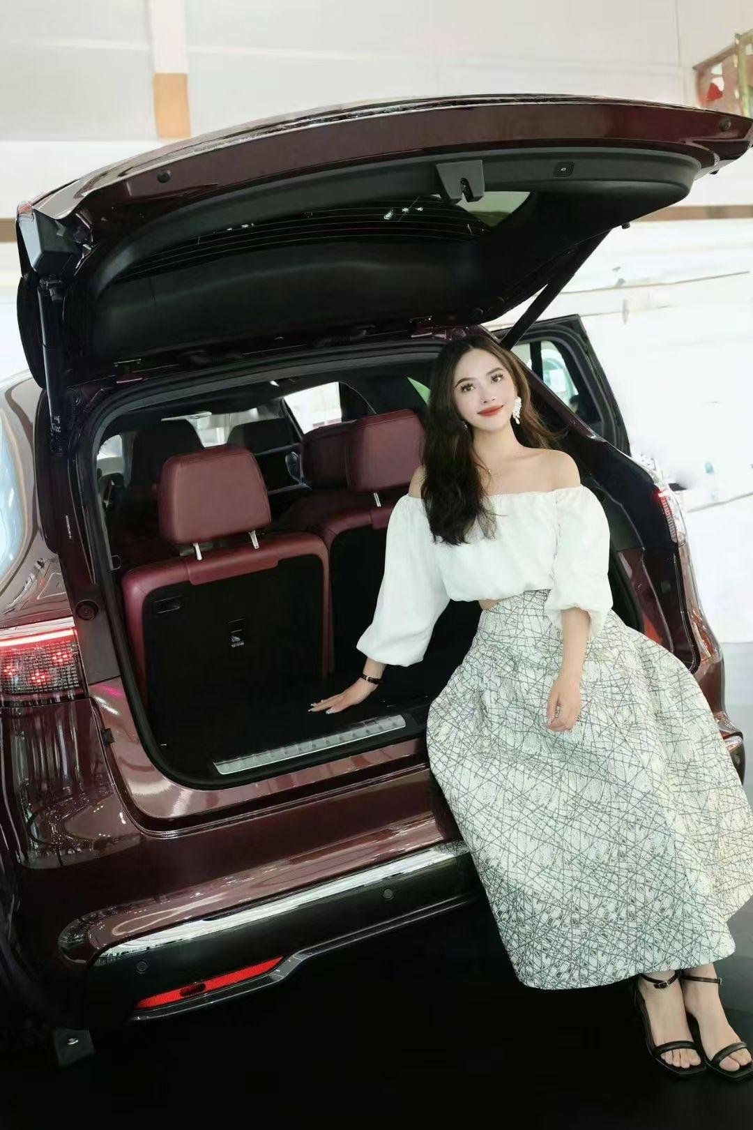 鸿蒙智行问界M8 科技与奢华的完美碰撞美女豪车