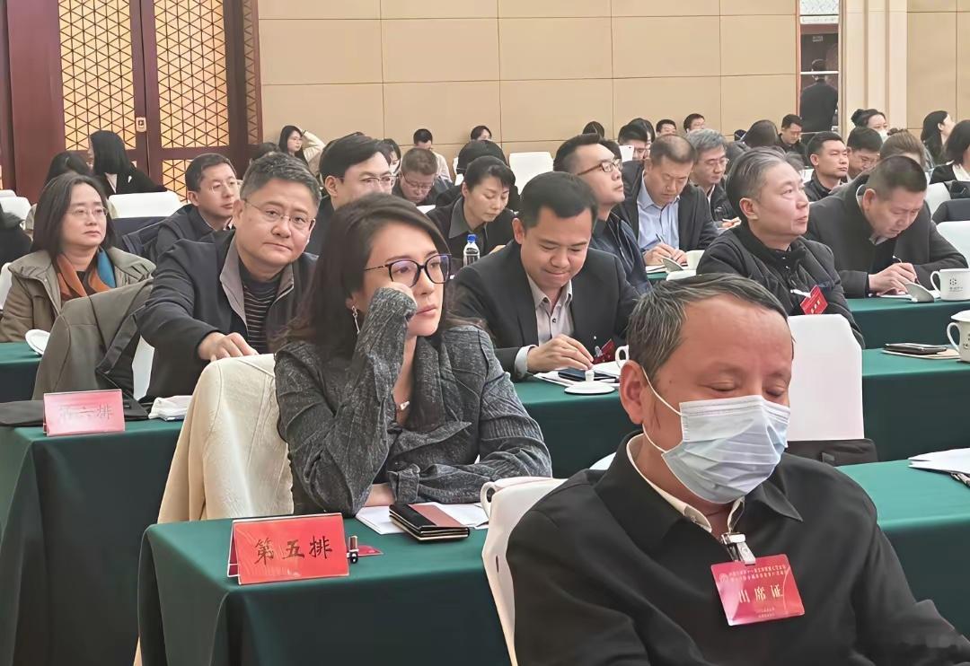 这是章子怡出席某文联活动，没有浓妆淡抹，看起来很像体制内女强人啊 