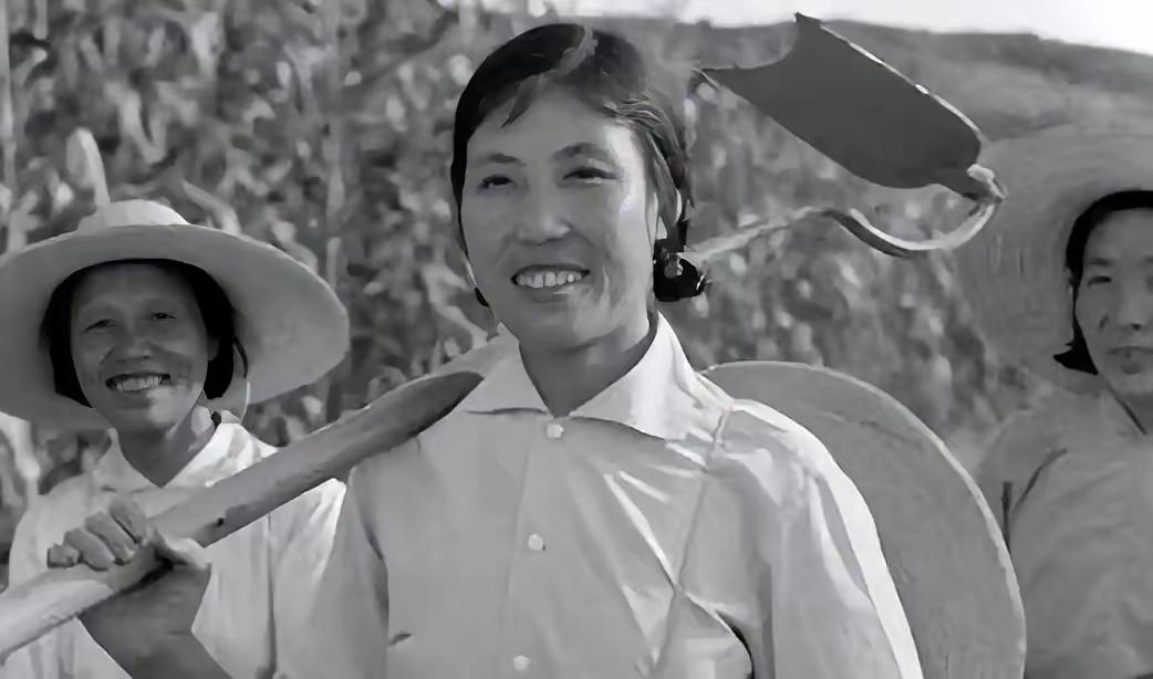 1978年，号称铁姑娘的郭凤莲，跟着代表团一起前往美国，她在美国到处宣传“大寨精