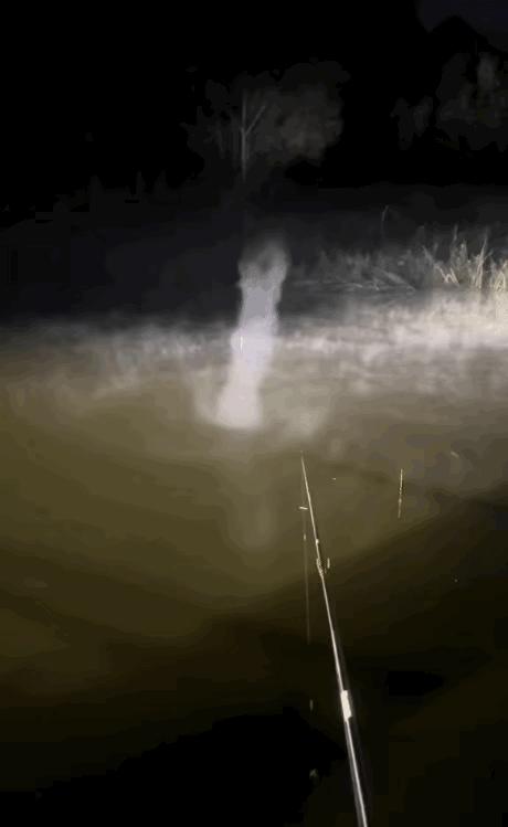 这事儿挺离谱的，一哥们儿晚上翻来覆去睡不着，就想着去钓鱼放松一下心情。他拎着鱼竿