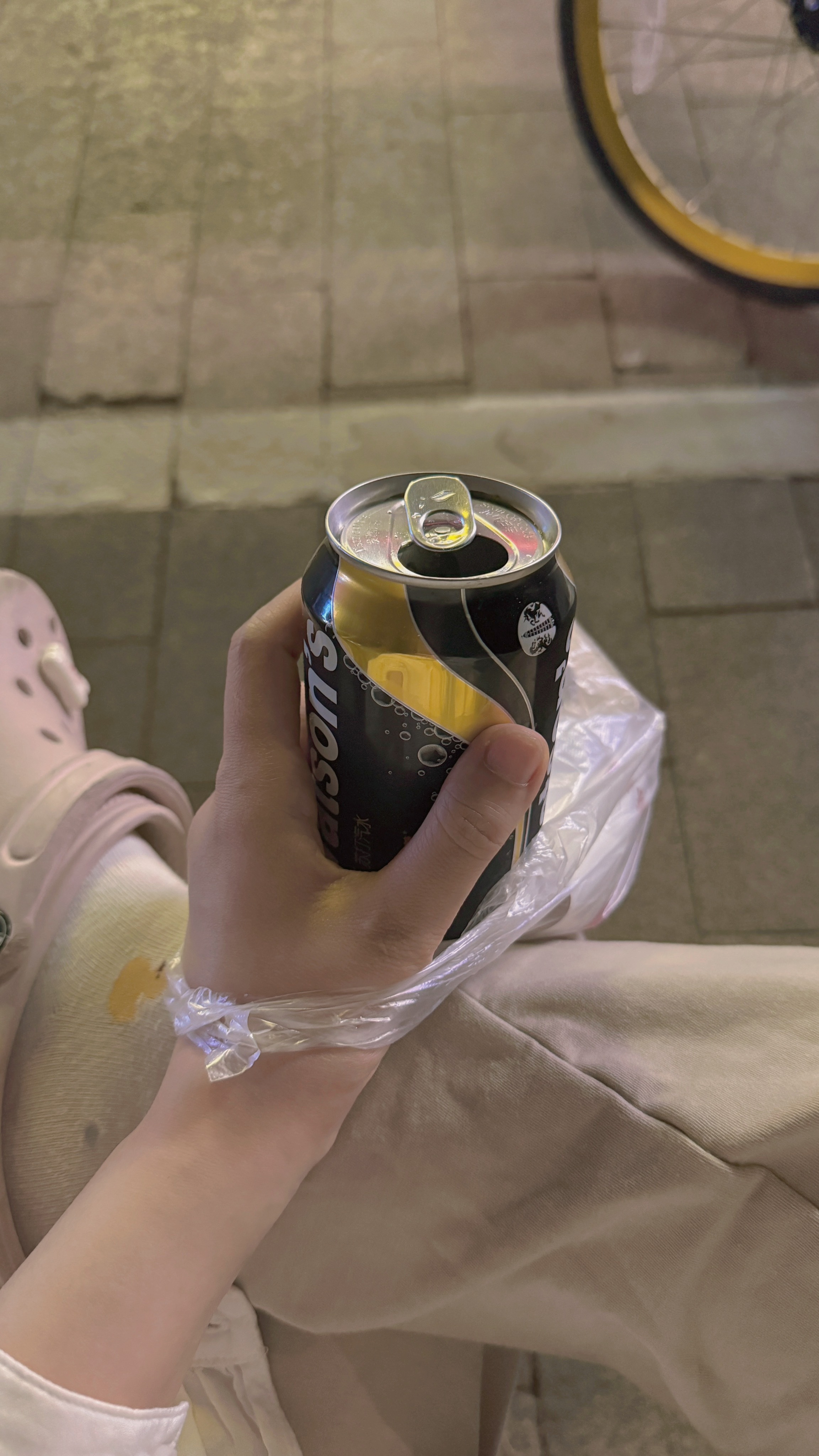 因为吃药不能喝酒，只好在路边喝苏打水。现在的风还有些清凉，夏天将至未至。天气真不